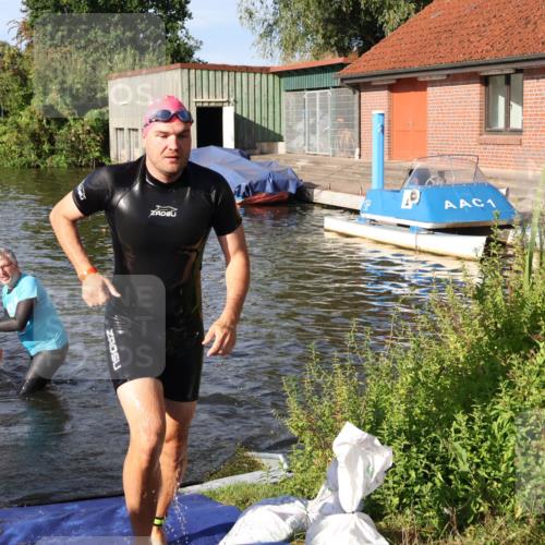 31.08.2025 - Elbe Triathlon Hamburg Luisa Fischer http://msf.ph/oto/8677403 31.08.2025 09:16:37 Schwimmen 599, 606 meine-sportfotos.de
