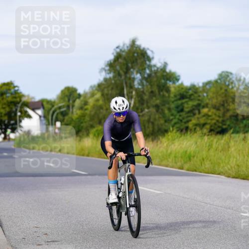 31.08.2025 - Elbe Triathlon Hamburg Michael Burmester http://msf.ph/oto/8677446 31.08.2025 10:28:58 Radfahren 833, 881, 884, 1160 meine-sportfotos.de