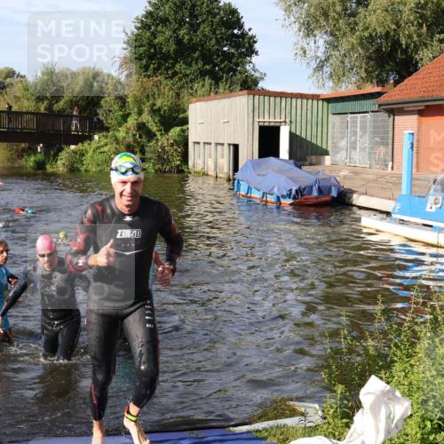 31.08.2025 - Elbe Triathlon Hamburg Luisa Fischer http://msf.ph/oto/8677527 31.08.2025 09:18:01 Schwimmen 617, 654, 657, 666 meine-sportfotos.de