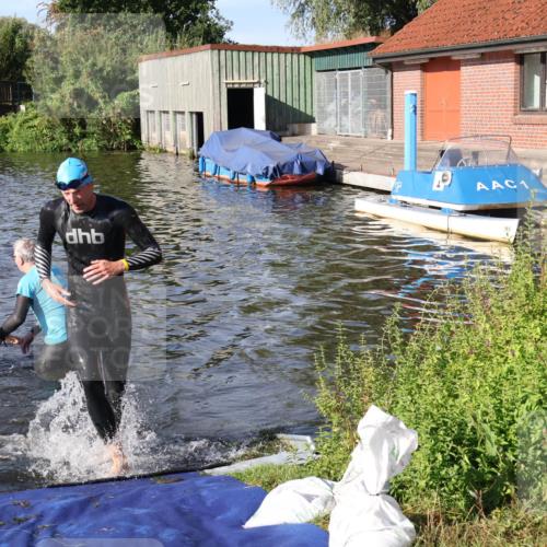 31.08.2025 - Elbe Triathlon Hamburg Luisa Fischer http://msf.ph/oto/8677723 31.08.2025 09:19:40 Schwimmen 593, 729, 750 meine-sportfotos.de