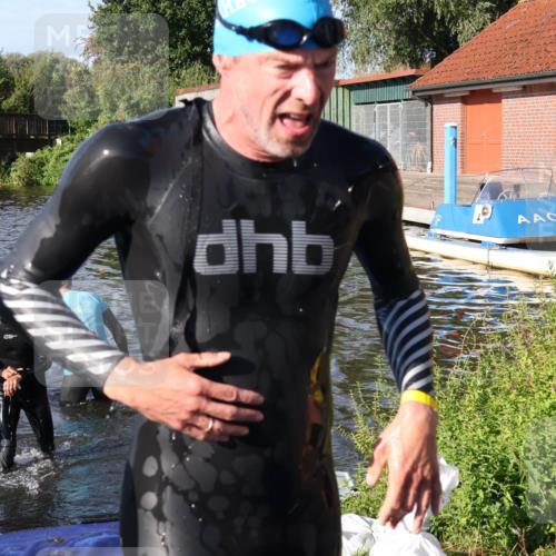 31.08.2025 - Elbe Triathlon Hamburg Luisa Fischer http://msf.ph/oto/8677737 31.08.2025 09:19:42 Schwimmen 593, 729, 750 meine-sportfotos.de