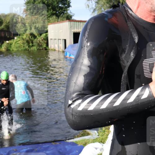 31.08.2025 - Elbe Triathlon Hamburg Luisa Fischer http://msf.ph/oto/8677738 31.08.2025 09:19:43 Schwimmen 593, 729, 750 meine-sportfotos.de