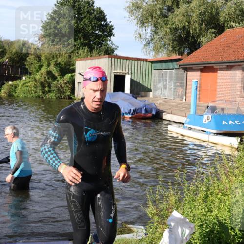31.08.2025 - Elbe Triathlon Hamburg Luisa Fischer http://msf.ph/oto/8677792 31.08.2025 09:20:03 Schwimmen 707, 737, 740 meine-sportfotos.de