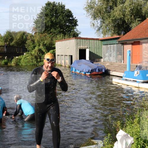 31.08.2025 - Elbe Triathlon Hamburg Luisa Fischer http://msf.ph/oto/8677822 31.08.2025 09:20:20 Schwimmen 668, 674 meine-sportfotos.de