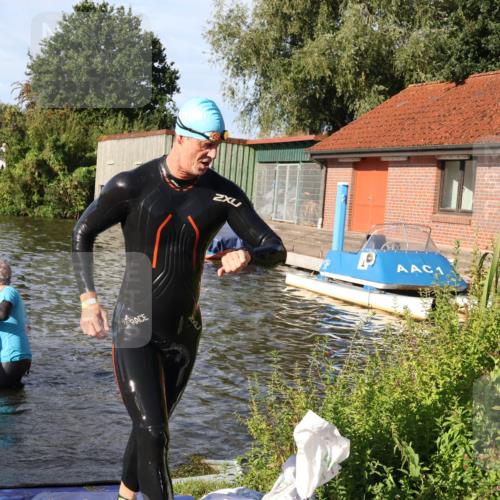 31.08.2025 - Elbe Triathlon Hamburg Luisa Fischer http://msf.ph/oto/8677853 31.08.2025 09:20:35 Schwimmen 730, 731 meine-sportfotos.de