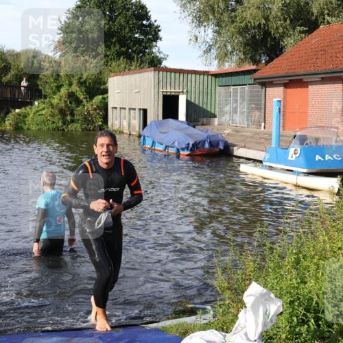 31.08.2025 - Elbe Triathlon Hamburg Luisa Fischer http://msf.ph/oto/8678058 31.08.2025 09:22:22 Schwimmen 700, 764 meine-sportfotos.de