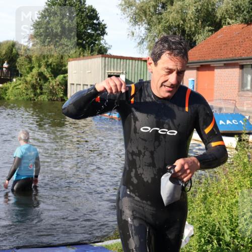 31.08.2025 - Elbe Triathlon Hamburg Luisa Fischer http://msf.ph/oto/8678071 31.08.2025 09:22:24 Schwimmen 700, 764 meine-sportfotos.de