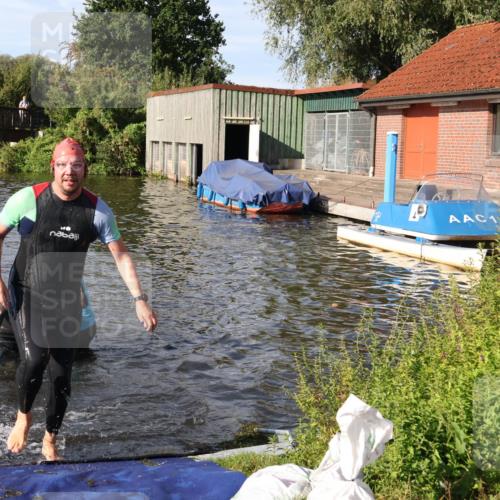 31.08.2025 - Elbe Triathlon Hamburg Luisa Fischer http://msf.ph/oto/8678136 31.08.2025 09:22:49 Schwimmen 587, 667, 766 meine-sportfotos.de