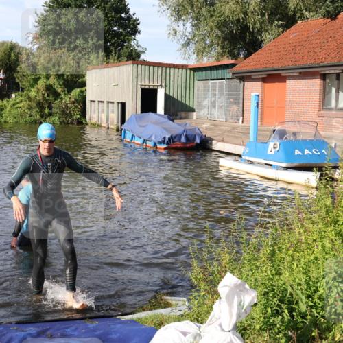 31.08.2025 - Elbe Triathlon Hamburg Luisa Fischer http://msf.ph/oto/8678150 31.08.2025 09:22:53 Schwimmen 587, 667 meine-sportfotos.de