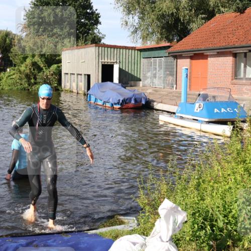 31.08.2025 - Elbe Triathlon Hamburg Luisa Fischer http://msf.ph/oto/8678152 31.08.2025 09:22:54 Schwimmen 587, 667 meine-sportfotos.de