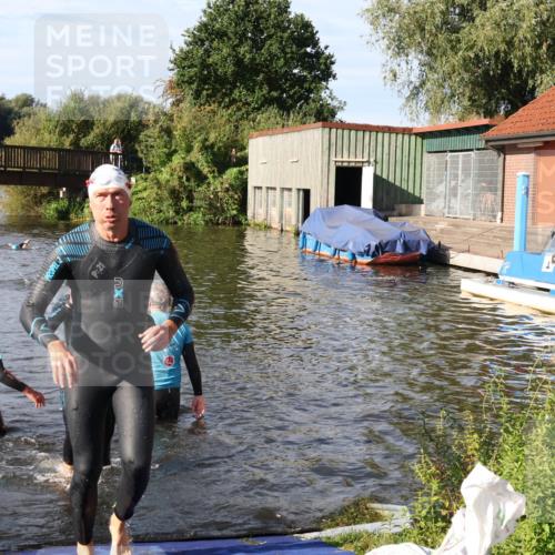 31.08.2025 - Elbe Triathlon Hamburg Luisa Fischer http://msf.ph/oto/8678234 31.08.2025 09:23:30 Schwimmen 689, 761 meine-sportfotos.de