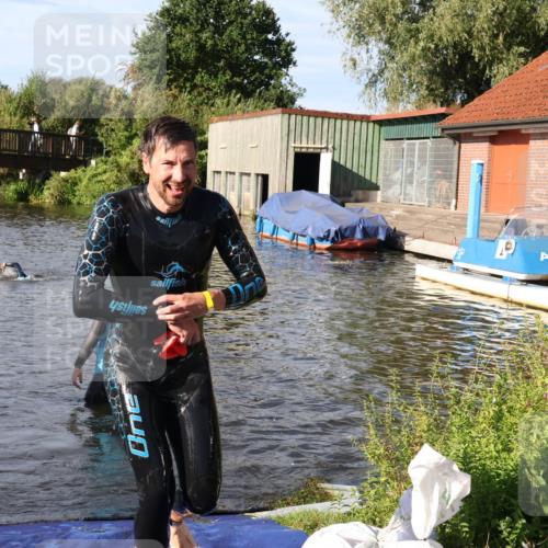 31.08.2025 - Elbe Triathlon Hamburg Luisa Fischer http://msf.ph/oto/8678245 31.08.2025 09:23:34 Schwimmen 689, 761 meine-sportfotos.de