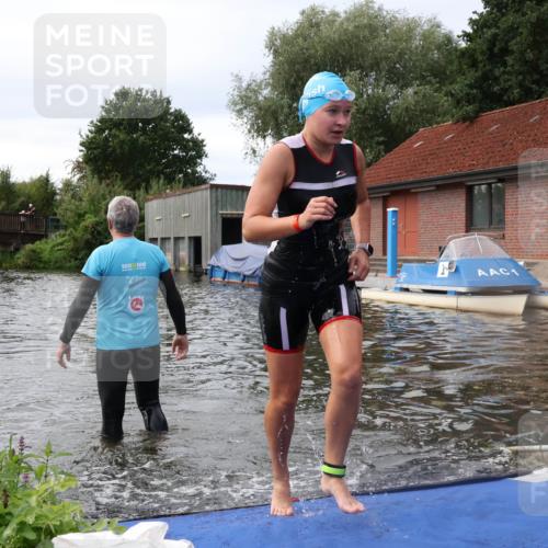 31.08.2025 - Elbe Triathlon Hamburg Luisa Fischer http://msf.ph/oto/8678403 31.08.2025 12:06:44 Schwimmen 1630 meine-sportfotos.de