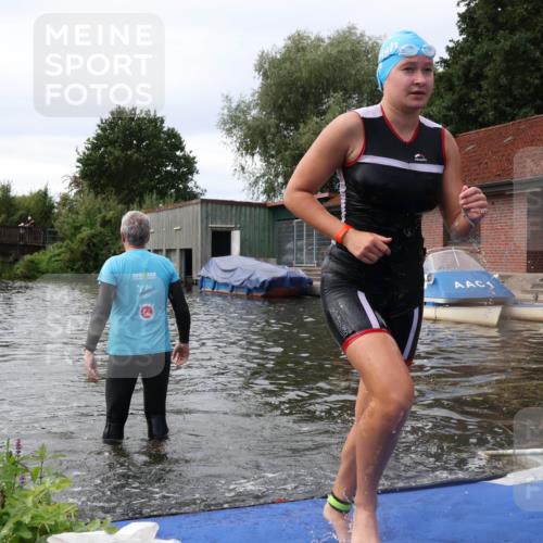 31.08.2025 - Elbe Triathlon Hamburg Luisa Fischer http://msf.ph/oto/8678405 31.08.2025 12:06:44 Schwimmen 1630 meine-sportfotos.de