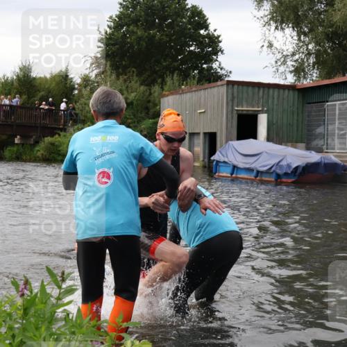 31.08.2025 - Elbe Triathlon Hamburg Luisa Fischer http://msf.ph/oto/8678407 31.08.2025 12:07:28 Schwimmen 1621, 1623, 1626 meine-sportfotos.de