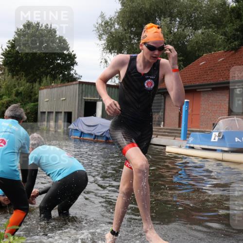 31.08.2025 - Elbe Triathlon Hamburg Luisa Fischer http://msf.ph/oto/8678413 31.08.2025 12:07:29 Schwimmen 1621, 1623, 1626 meine-sportfotos.de