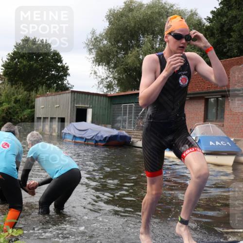 31.08.2025 - Elbe Triathlon Hamburg Luisa Fischer http://msf.ph/oto/8678414 31.08.2025 12:07:29 Schwimmen 1621, 1623, 1626 meine-sportfotos.de