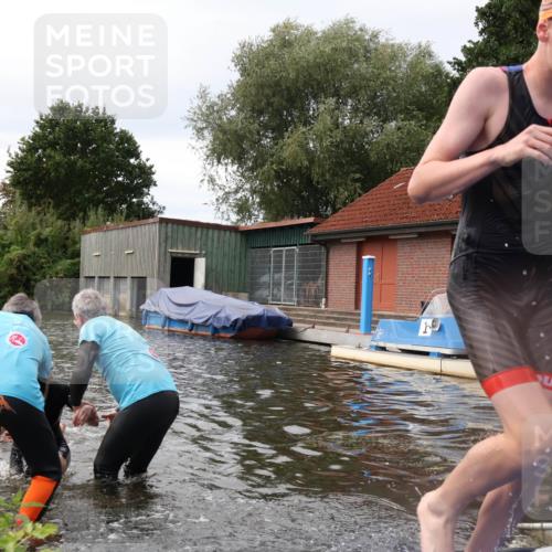 31.08.2025 - Elbe Triathlon Hamburg Luisa Fischer http://msf.ph/oto/8678416 31.08.2025 12:07:30 Schwimmen 1621, 1623, 1626 meine-sportfotos.de