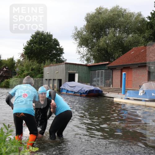 31.08.2025 - Elbe Triathlon Hamburg Luisa Fischer http://msf.ph/oto/8678417 31.08.2025 12:07:30 Schwimmen 1621, 1623, 1626 meine-sportfotos.de