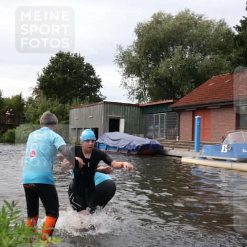 31.08.2025 - Elbe Triathlon Hamburg Luisa Fischer http://msf.ph/oto/8678419 31.08.2025 12:07:30 Schwimmen 1621, 1623, 1626 meine-sportfotos.de