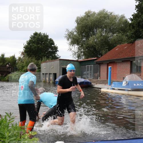 31.08.2025 - Elbe Triathlon Hamburg Luisa Fischer http://msf.ph/oto/8678421 31.08.2025 12:07:31 Schwimmen 1621, 1623, 1626 meine-sportfotos.de