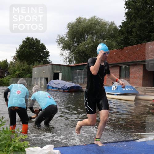 31.08.2025 - Elbe Triathlon Hamburg Luisa Fischer http://msf.ph/oto/8678425 31.08.2025 12:07:31 Schwimmen 1621, 1623, 1626 meine-sportfotos.de