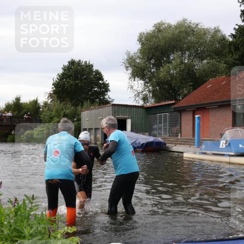 31.08.2025 - Elbe Triathlon Hamburg Luisa Fischer http://msf.ph/oto/8678431 31.08.2025 12:07:33 Schwimmen 1621, 1623, 1626 meine-sportfotos.de