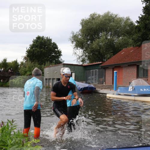 31.08.2025 - Elbe Triathlon Hamburg Luisa Fischer http://msf.ph/oto/8678436 31.08.2025 12:07:33 Schwimmen 1621, 1623, 1626 meine-sportfotos.de