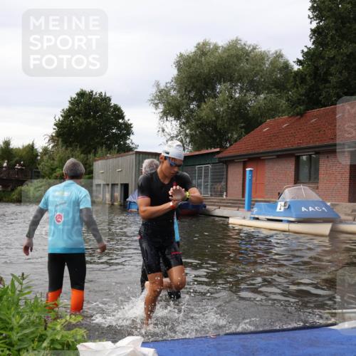 31.08.2025 - Elbe Triathlon Hamburg Luisa Fischer http://msf.ph/oto/8678438 31.08.2025 12:07:34 Schwimmen 1621, 1623, 1626 meine-sportfotos.de