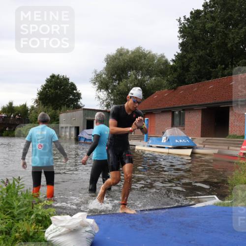 31.08.2025 - Elbe Triathlon Hamburg Luisa Fischer http://msf.ph/oto/8678439 31.08.2025 12:07:34 Schwimmen 1621, 1623, 1626 meine-sportfotos.de