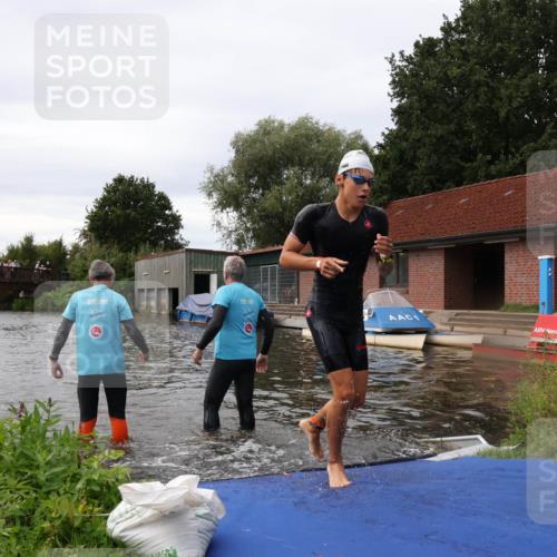 31.08.2025 - Elbe Triathlon Hamburg Luisa Fischer http://msf.ph/oto/8678441 31.08.2025 12:07:34 Schwimmen 1621, 1623, 1626 meine-sportfotos.de