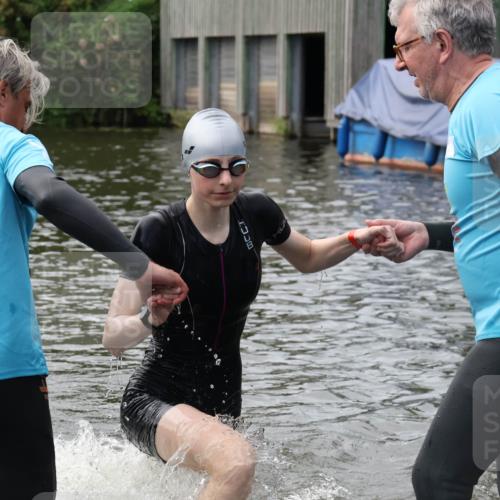 31.08.2025 - Elbe Triathlon Hamburg Luisa Fischer http://msf.ph/oto/8678468 31.08.2025 12:09:05 Schwimmen 1632 meine-sportfotos.de