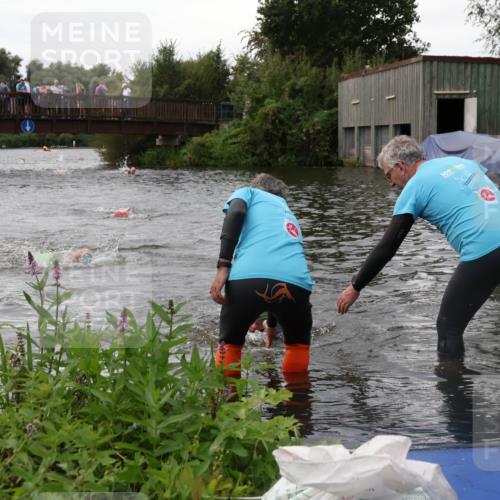 31.08.2025 - Elbe Triathlon Hamburg Luisa Fischer http://msf.ph/oto/8678519 31.08.2025 12:22:15 Schwimmen 1634, 1649, 1657 meine-sportfotos.de