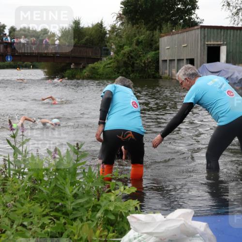 31.08.2025 - Elbe Triathlon Hamburg Luisa Fischer http://msf.ph/oto/8678520 31.08.2025 12:22:15 Schwimmen 1634, 1649, 1657 meine-sportfotos.de