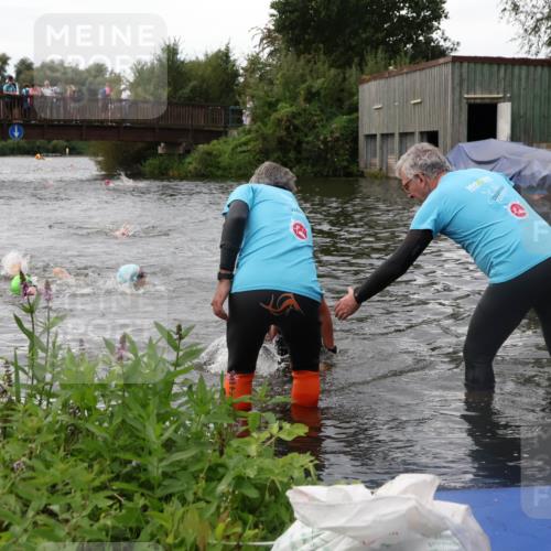 31.08.2025 - Elbe Triathlon Hamburg Luisa Fischer http://msf.ph/oto/8678523 31.08.2025 12:22:16 Schwimmen 1634, 1649, 1657 meine-sportfotos.de