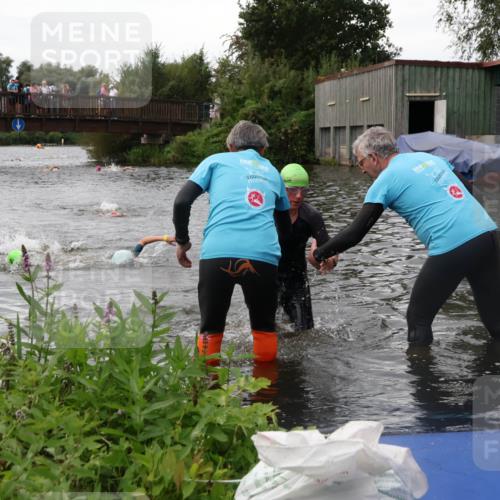31.08.2025 - Elbe Triathlon Hamburg Luisa Fischer http://msf.ph/oto/8678526 31.08.2025 12:22:16 Schwimmen 1634, 1649, 1657 meine-sportfotos.de