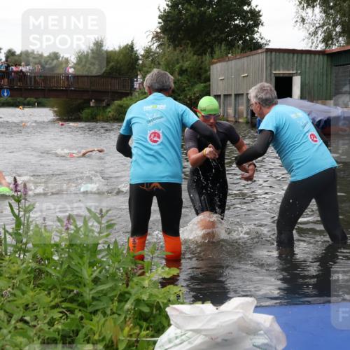 31.08.2025 - Elbe Triathlon Hamburg Luisa Fischer http://msf.ph/oto/8678528 31.08.2025 12:22:16 Schwimmen 1634, 1649, 1657 meine-sportfotos.de