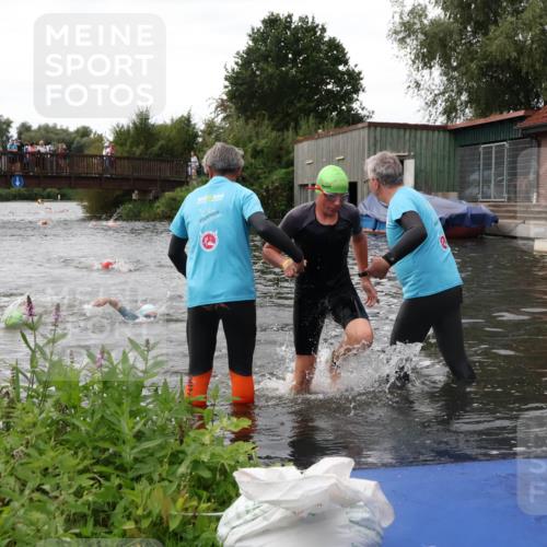 31.08.2025 - Elbe Triathlon Hamburg Luisa Fischer http://msf.ph/oto/8678529 31.08.2025 12:22:17 Schwimmen 1634, 1649, 1657 meine-sportfotos.de