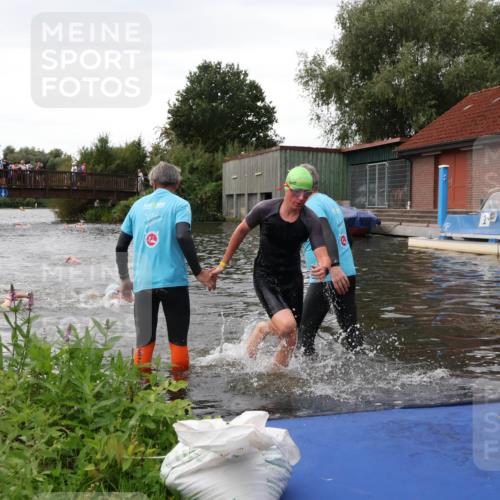 31.08.2025 - Elbe Triathlon Hamburg Luisa Fischer http://msf.ph/oto/8678531 31.08.2025 12:22:17 Schwimmen 1634, 1649, 1657 meine-sportfotos.de