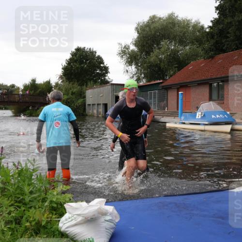 31.08.2025 - Elbe Triathlon Hamburg Luisa Fischer http://msf.ph/oto/8678532 31.08.2025 12:22:17 Schwimmen 1634, 1649, 1657 meine-sportfotos.de