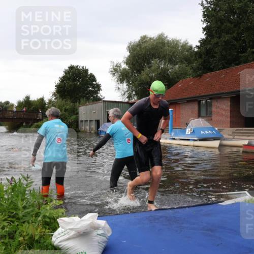31.08.2025 - Elbe Triathlon Hamburg Luisa Fischer http://msf.ph/oto/8678535 31.08.2025 12:22:18 Schwimmen 1634, 1649, 1657 meine-sportfotos.de