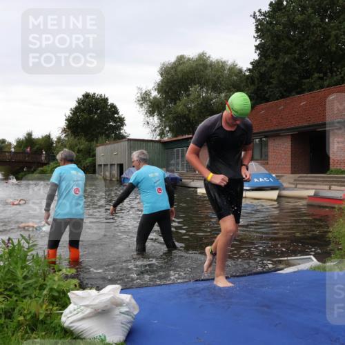 31.08.2025 - Elbe Triathlon Hamburg Luisa Fischer http://msf.ph/oto/8678537 31.08.2025 12:22:18 Schwimmen 1634, 1649, 1657 meine-sportfotos.de