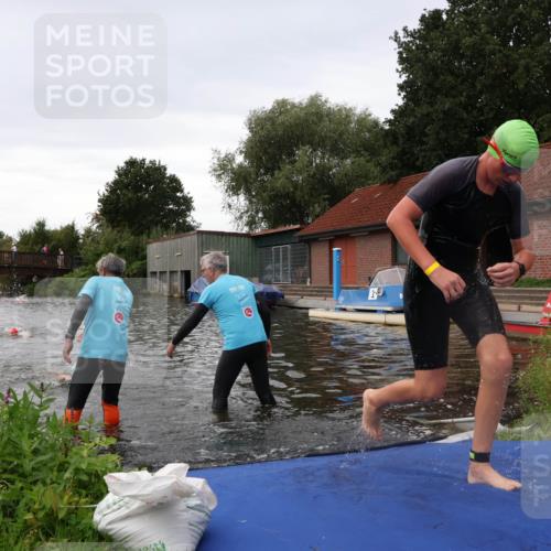 31.08.2025 - Elbe Triathlon Hamburg Luisa Fischer http://msf.ph/oto/8678539 31.08.2025 12:22:18 Schwimmen 1634, 1649, 1657 meine-sportfotos.de