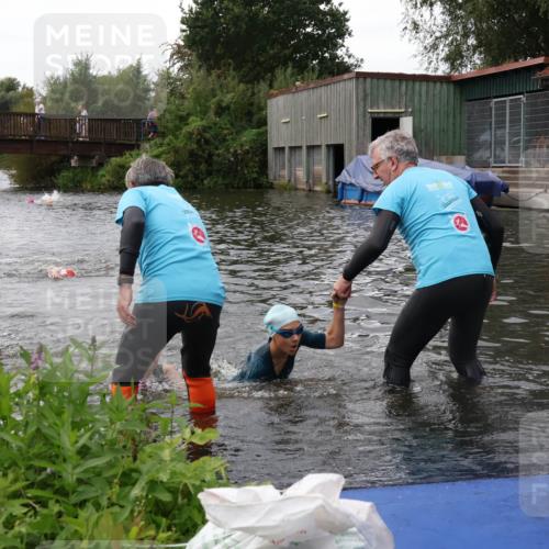 31.08.2025 - Elbe Triathlon Hamburg Luisa Fischer http://msf.ph/oto/8678541 31.08.2025 12:22:21 Schwimmen 1634, 1649, 1657 meine-sportfotos.de
