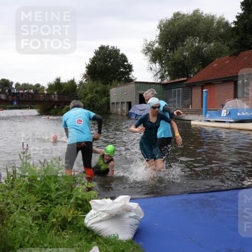 31.08.2025 - Elbe Triathlon Hamburg Luisa Fischer http://msf.ph/oto/8678547 31.08.2025 12:22:22 Schwimmen 1634, 1649, 1656, 1657 meine-sportfotos.de
