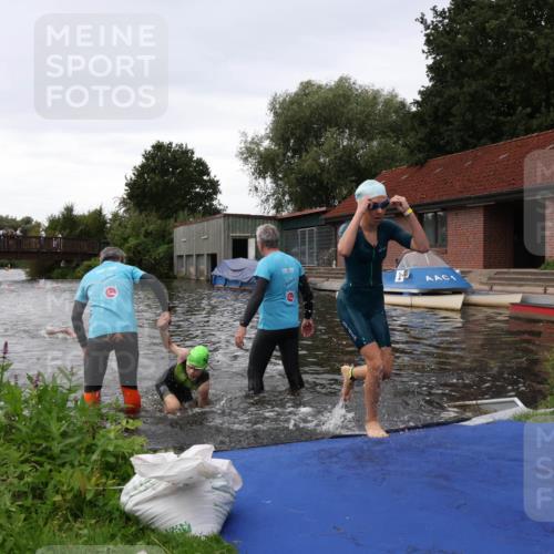 31.08.2025 - Elbe Triathlon Hamburg Luisa Fischer http://msf.ph/oto/8678551 31.08.2025 12:22:23 Schwimmen 1649, 1656, 1657 meine-sportfotos.de