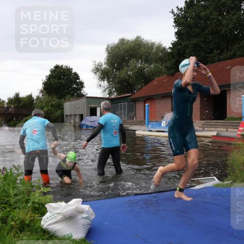31.08.2025 - Elbe Triathlon Hamburg Luisa Fischer http://msf.ph/oto/8678552 31.08.2025 12:22:23 Schwimmen 1649, 1656, 1657 meine-sportfotos.de