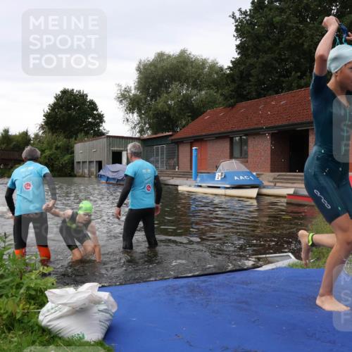 31.08.2025 - Elbe Triathlon Hamburg Luisa Fischer http://msf.ph/oto/8678554 31.08.2025 12:22:23 Schwimmen 1649, 1656, 1657 meine-sportfotos.de