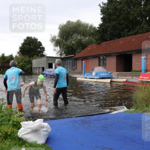 31.08.2025 - Elbe Triathlon Hamburg Luisa Fischer http://msf.ph/oto/8678557 31.08.2025 12:22:24 Schwimmen 1649, 1656, 1657 meine-sportfotos.de