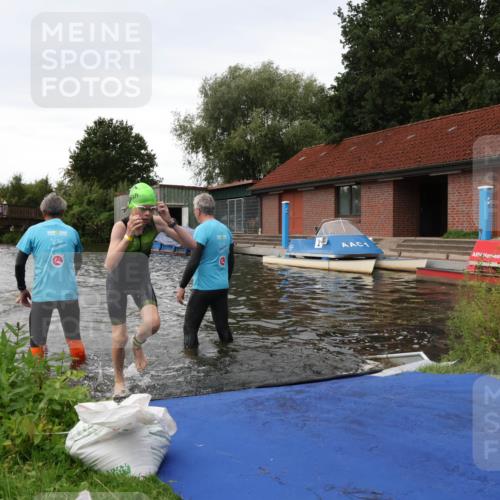 31.08.2025 - Elbe Triathlon Hamburg Luisa Fischer http://msf.ph/oto/8678559 31.08.2025 12:22:24 Schwimmen 1649, 1656, 1657 meine-sportfotos.de